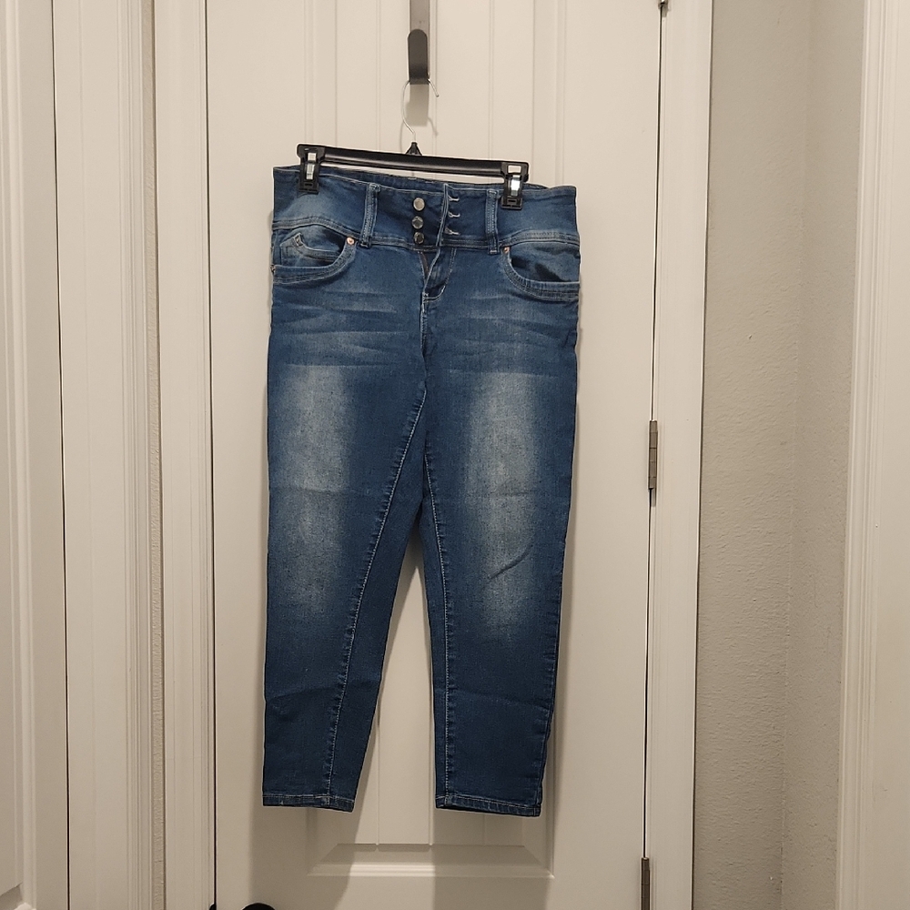 Blue Ankle Cropped Jeans with Distressed Wash